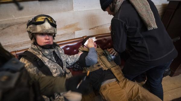 imaginea din capitoliu cu un militar care smulge un zambet in mijlocul protestelor violente