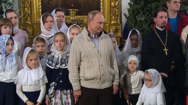 imagini fabuloase cu putin sarbatorind craciunul pe rit vechi a stat la slujba in mijlocul copiilor in biserica sf nicolae din lipno video