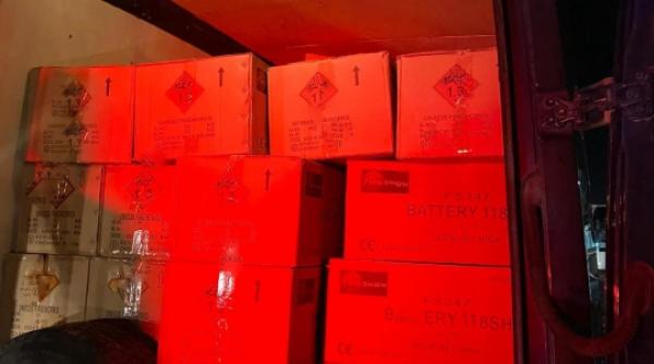 sase tone de artificii transportate cu 2 autoutilitare confiscate de politisti
