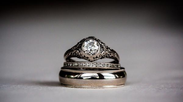 o tanara a chemat pompierii pentru ca nu putea sa isi scoata inelul de logodna de pe deget