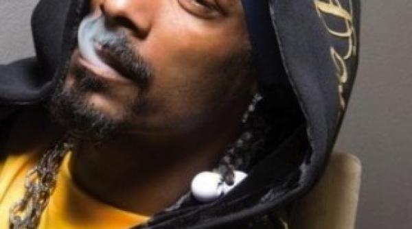 snoop dog s a filmat in timp ce asculta o manea romaneasca care este artistul preferat al rapperului american video