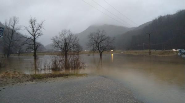 trafic oprit pe dn67 carosabilul este inundat