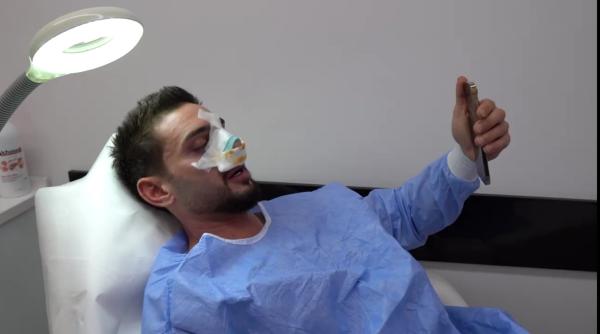 dorian popa pe patul de spital care este de fapt motivul pentru care si a bandajat nasul