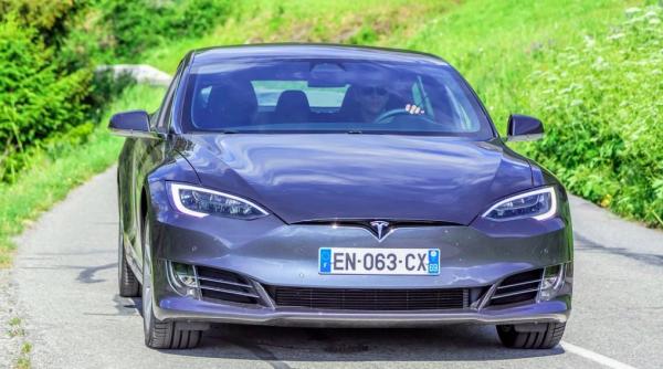 valoarea de piata a tesla depaseste 800 de miliarde de dolari