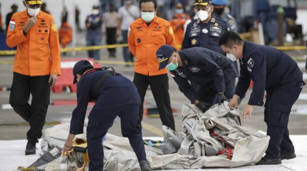 boeing disparut au fost descoperite resturi si fragmente de corpuri