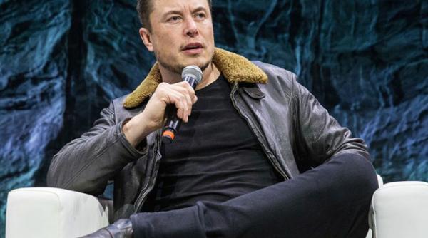 cine e si cum arata mama lui elon musk de necrezut le da clasa tinerelor la 72 de ani