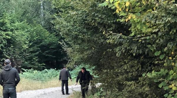 conflict intre padurari si sateni din cauza unei bariere instalate in mijlocul satului video