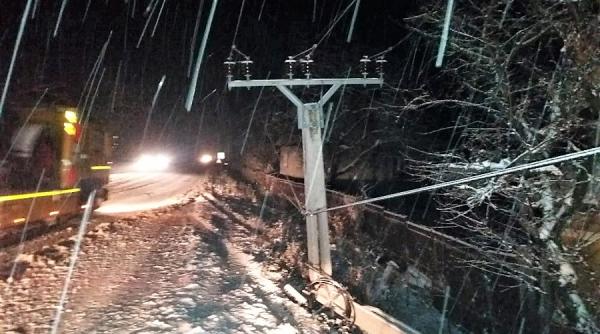 stalpi cazuti pe sosea pe dn 67 trafic ingreunat