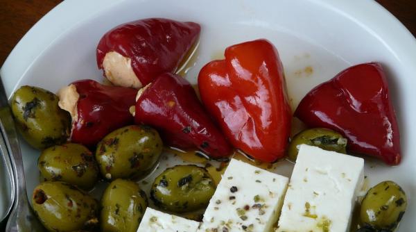 ardei umpluti cu branza feta pusi la marinat mananci si nu te mai saturi