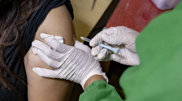 vaccinarea in masa singura solutie anunta klaus iohannis urme adanci in societate si economie