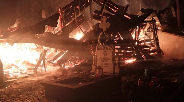 incendiu violent la o biserica din judetul suceava intervin forte sporite de pompieri