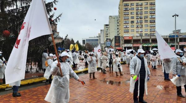 video protest al cadrelor medicale in centrul pitestiului aratati fluturasul de salariu