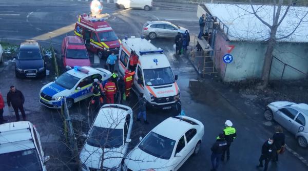 accident o soferita incepatoare a lovit o femeie si doua masini interventie de urgenta