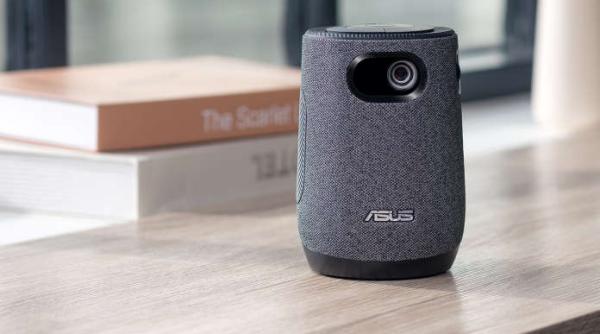 asus prezinta zenbeam latte un proiector wireless cu functie de boxa cat un pahar de cafea