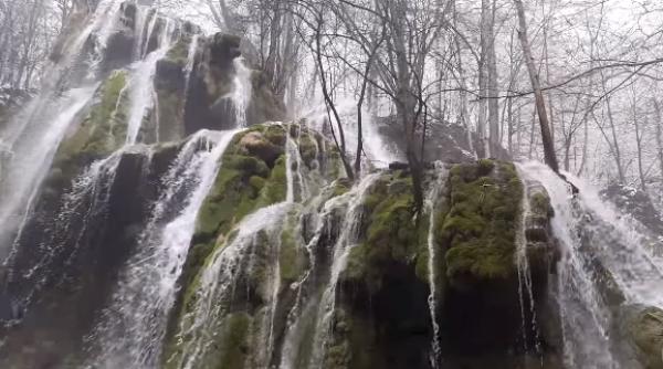 cascada beusnita imagini spectaculoase cu una dintre cele mai frumoase cascade din carpati