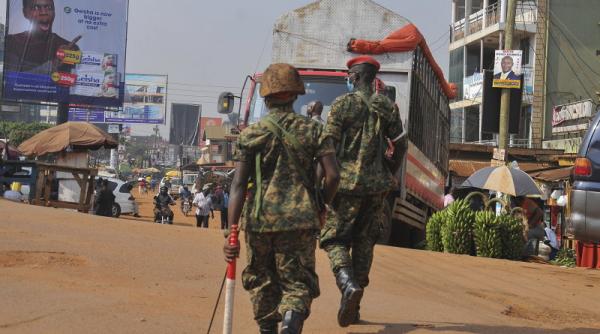 internetul din uganda taiat inainte de alegeri presedintele museveni ales din 1986 incoace il infrunta pe tanarul bobi wine
