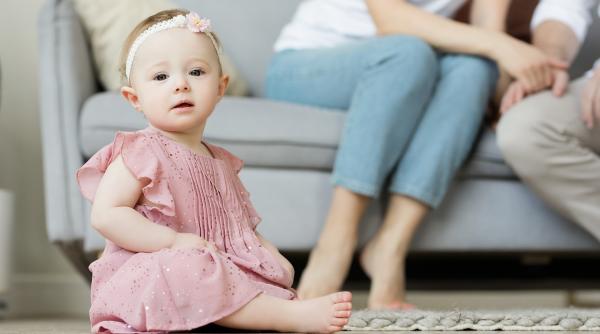 o fetita de nici un an a stat 4 luni cu baterie in gat medicii au crezut ca are amigdalita