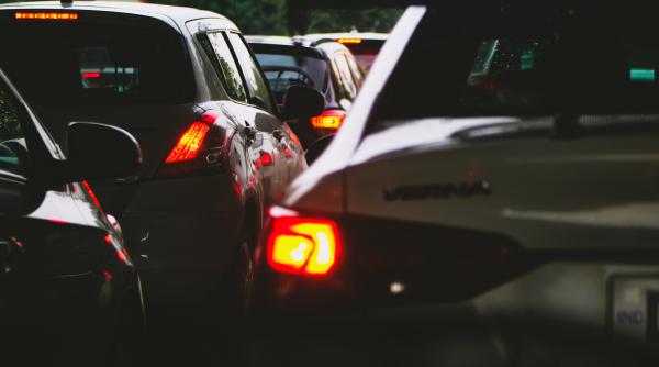 un barbat beat a dirijat traficul in botosani cu sticla de alcool in mana jandarmii l au dotat cu o masca de protectie si l au amendat