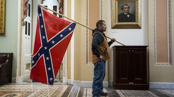 barbatul care a adus steagul confederatiei in capitoliul sua a fost inculpat alte 170 de dosare deschise