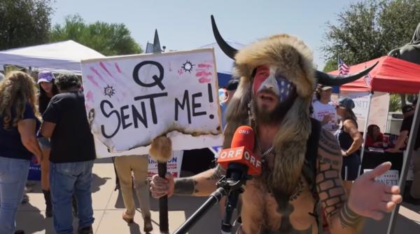 barbatul deghizat in bizon care a patruns in cladirea capitoliului ii cere lui trump sa l gratieze