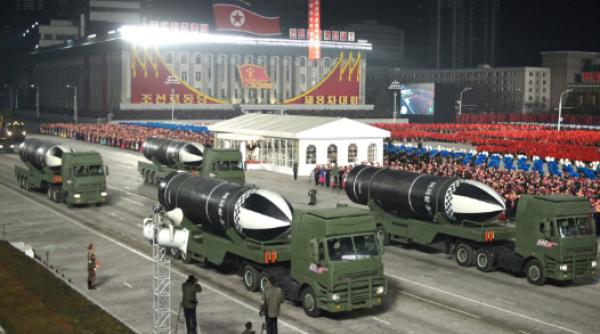 coreea de nord parada militara cu prezentarea unui nou model de racheta