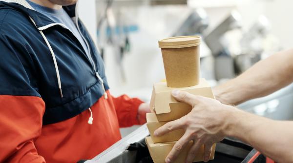 tanara hartuita de curier s a invitat sa intre la mine in casa la cafea