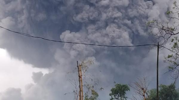 alerta in indonezia vulcanul semeru a inceput sa erupa