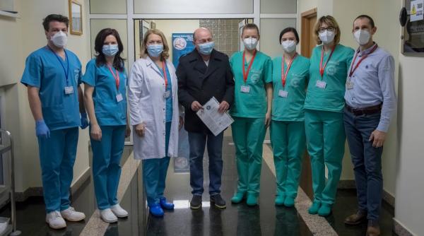 traian basescu fostul presedinte al romaniei s a vaccinat impotriva covid imagini