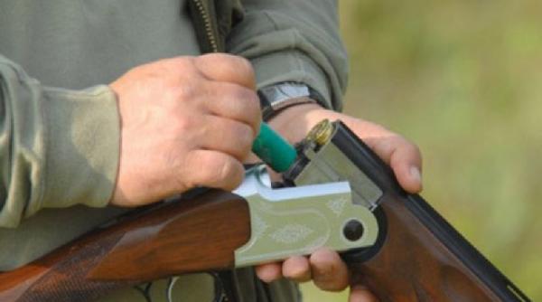 un barbat a murit dupa ce s ar fi impuscat din greseala cu arma de vanatoare