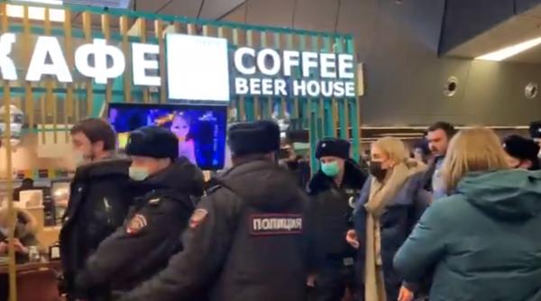 alexei navalnii se intoarce in rusia politia aresteaza sustinatorii care il asteapta pe aeroport