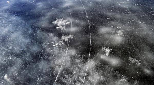 barbat din brasov cazut in lac dupa ce gheata s a rupt