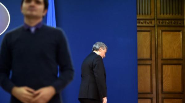 bogdan anicescu interpretul in limbaj mimico gestual de la informarile guvernului si mai a revenit foto