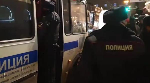 cazul navalnii zeci de oameni au manifestat in sustinerea opozantului rus politia din sankt petersburg a facut arestari