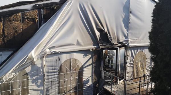 incendiu violent la un cort de nunti din iasi fumul dens vizibil de la cativa kilometri