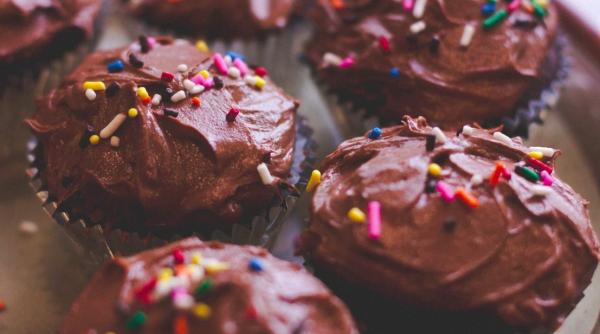 o femeie a fost arestata pentru servirea unor prajituri indecente cu organe de reproducere si bikini