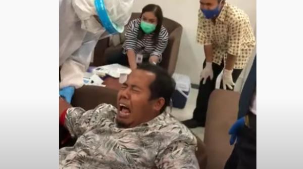 barbat coplesit de vaccinul covid 19 a inceput sa planga isteric momentul care i a amuzant pe medici si politisti