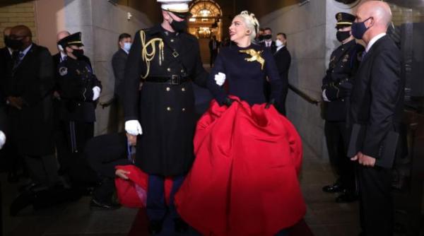 cele mai frumoase poze cu lady gaga la ceremonia de investitura a presedintelui joe biden foto video