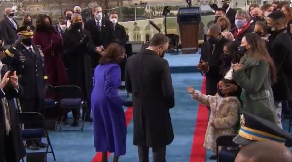 foto vicepresedintele sua kamala harris saruta pe frunte o fetita inainte de investire