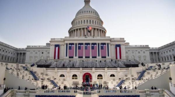 in fata capitolului exista diferite tipuri de steaguri americane care sunt semnificatiile