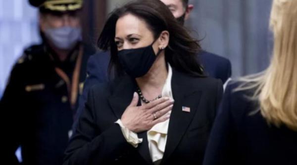 kamala harris a jurat pe doua biblii