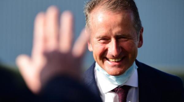 seful grupului volkswagen herbert diess il tachineaza pe twitter pe elon musk