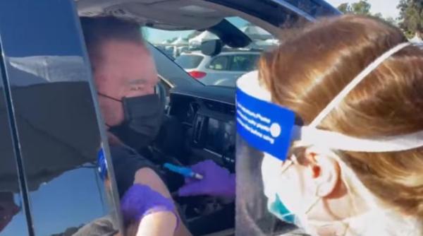 arnold schwarzenegger s a vaccinat anti covid 19  replica tare din filmul terminator