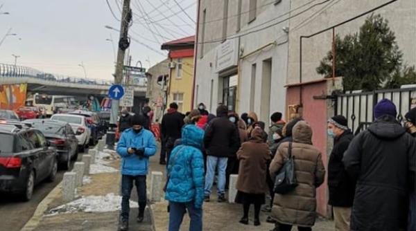 fomulare completate pe trotuar pentru vaccinarea anti covid 19 val valcu dementa dementei e de noaptea mintii