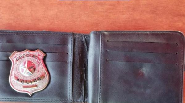 s au dat drept politisti si l au lasat pe un pensionar fara bani  spunandu i ca sunt falsi