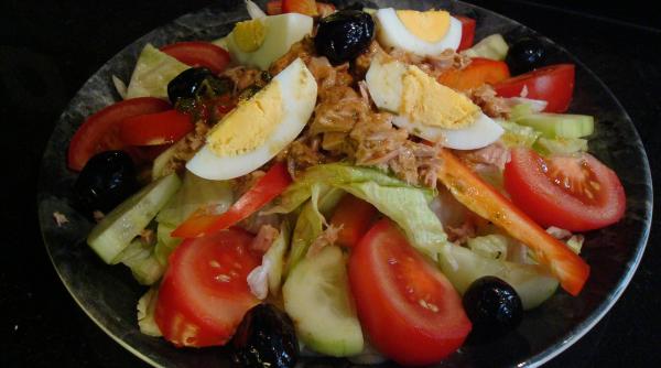 salata de ton cu oua si ceapa rapida si delicioasa