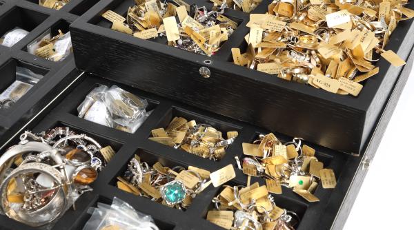 tezaur de aur si argint scos la licitatie pretul atractiv