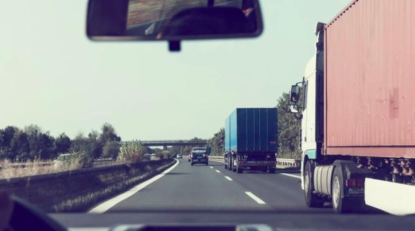 autostrada a1 blocata de un camion care a luat foc pe sensul catre pitesti se circula pe o singura banda