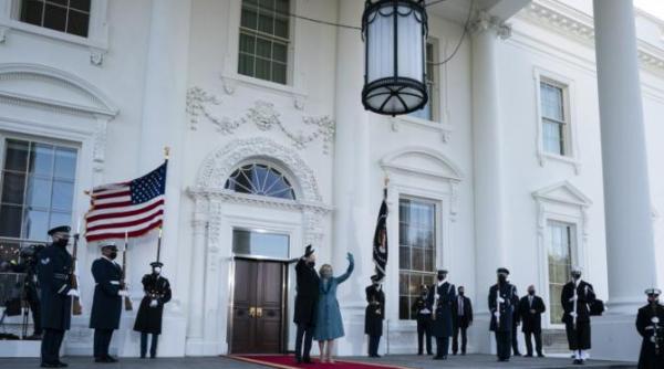 sotii biden pusi sa astepte in fata usii inchise de la casa alba