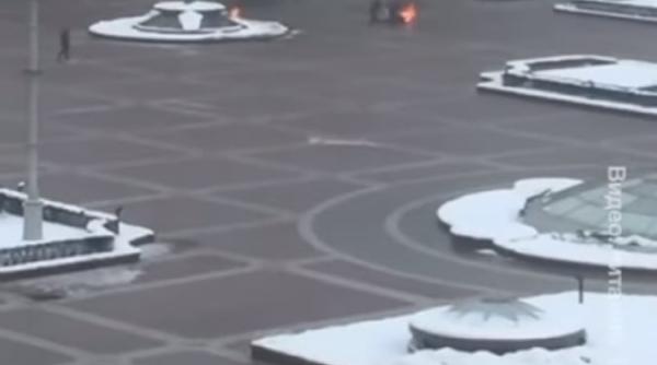 un barbat si a dat foc in fata sediului guvernului din belarus foto