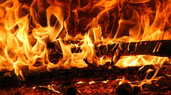 incendiu puternic izbucnit intr o locuinta din bucuresti doi copii au fost scosi din flacari si transportati la spital